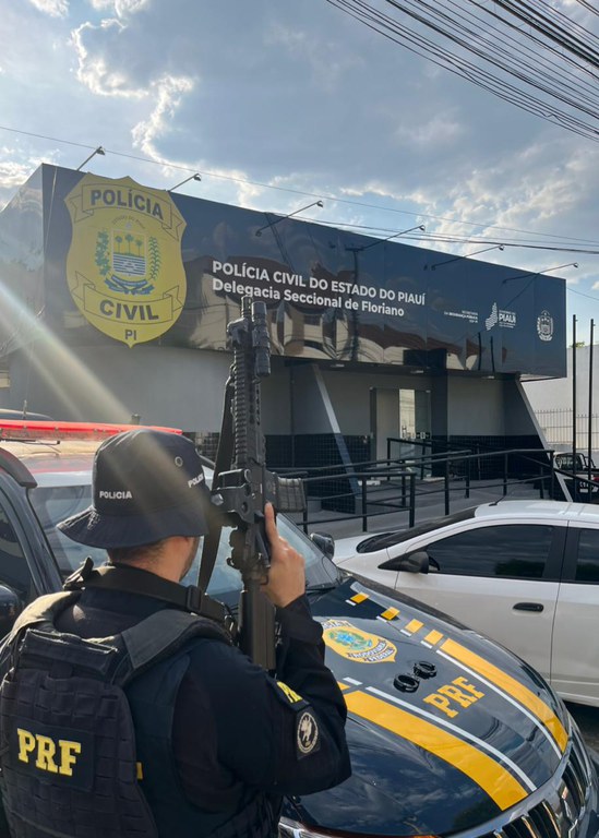 PRF cumpre mandado de prisão por estupro de vulnerável durante fiscalização de ônibus em Floriano