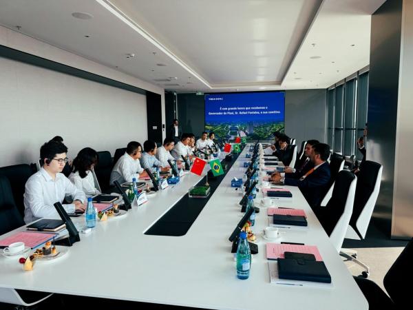 Rreuni&atilde;o com executivos da empresa TBEA em Xangai.(Imagem: Juliana Oliveira)