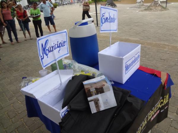 Professores fazem ato p&uacute;blico na Pra&ccedil;a Dr. Sebasti&atilde;o Martins.(Imagem:FlorianoNews)