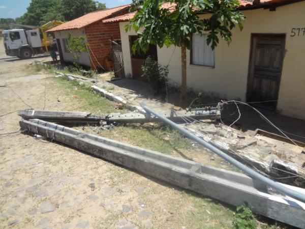 Caminh&atilde;o provoca incidente no bairro Tiber&atilde;o.(Imagem:FlorianoNews)