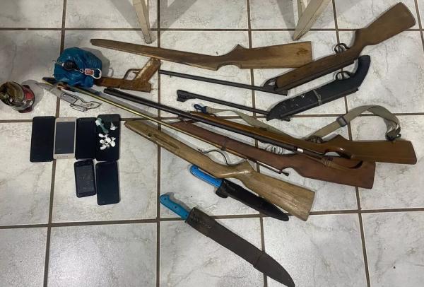  Celulares, espingardas e outros armamentos apreendidos em opera&ccedil;&atilde;o da Pol&iacute;cia Civil do Piau&iacute; na regi&atilde;o de Esperantina.(Imagem:Reprodu&ccedil;&atilde;o/PCPI)