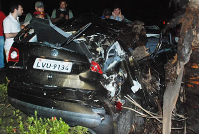 Carro fica destruído em acidente na Frei Serafim