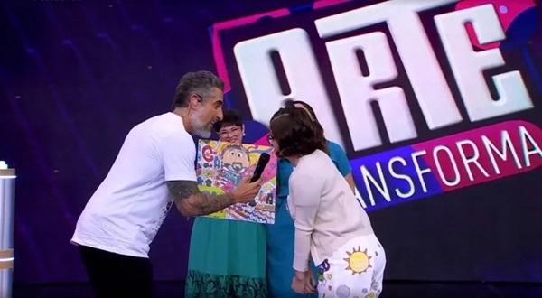 Letice entrega quadro de presente para Marcos Mion (Imagem:Reprodu&ccedil;&atilde;o)