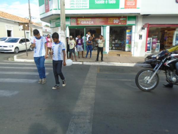 Reportagem flagra desrespeito a pedestres no tr&acirc;nsito de Floriano.(Imagem:FlorianoNews)