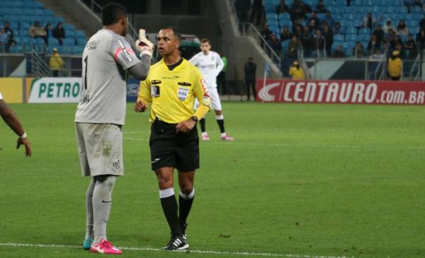Aranha reclama para arbitragem e alega ter sido v&iacute;tima de xingamentos.(Imagem:Diego Guichard)