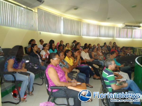 Trabalhadores em educa&ccedil;&atilde;o da rede municipal participam de assembleia geral.(Imagem:FlorianoNews)