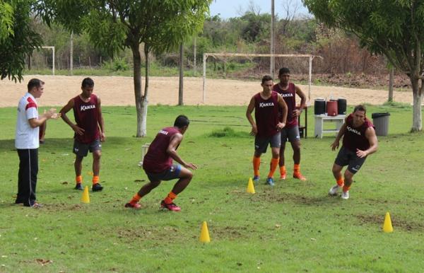 R&ocirc;mulo Santiago conduz atividade no Poleiro do Galo.(Imagem:Ant&ocirc;nio Fontes/GloboEsporte.com)