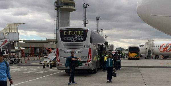 Palmeiras embarca em &ocirc;nibus na pista do Aeroporto de Congonhas.(Imagem:Marcelo Hazan/GloboEsporte.com)