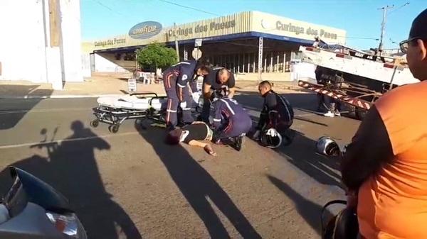 Grávida fica ferida em colisão entre motocicleta e caminhão em Floriano.(Imagem:Jc24horas)