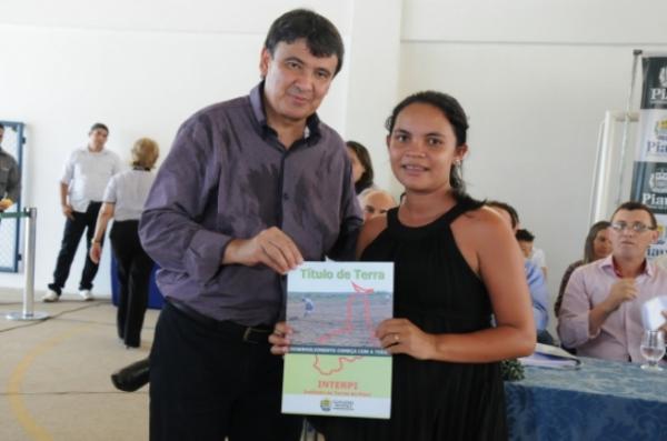  Governador entrega t&iacute;tulos de terra em Batalha.(Imagem:Francisco Leal)