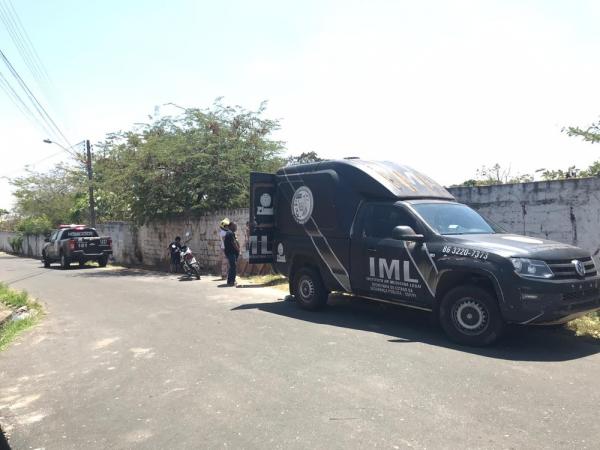 IML fez o recolhimento do corpo no cemit&eacute;rio do Buenos Aires, na Zona Norte de Teresina.(Imagem:Lorena Linhares/G1)