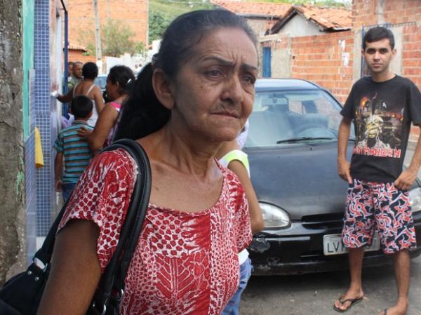Dona Francisca Alves, av&oacute; da v&iacute;tima, relata abalada como crime aconteceu.(Imagem:Ellyo Teixeira/G1)