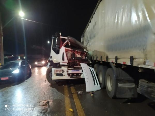 Colis&atilde;o entre caminh&otilde;es deixa uma pessoa ferida em Floriano(Imagem:Divulga&ccedil;&atilde;o/PRF)