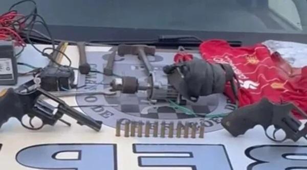 Pol&iacute;cia apreendeu dois rev&oacute;lveres, muni&ccedil;&otilde;es e ferramentas com suspeitos de furto a banco em Massap&ecirc;. (Imagem:Pol&iacute;cia Militar/ Divulga&ccedil;&atilde;o)