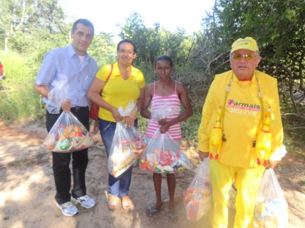 Prefeito Gilberto J&uacute;nior distribuiu cestas b&aacute;sicas nas comunidades rurais de Floriano.(Imagem:FlorianoNews)