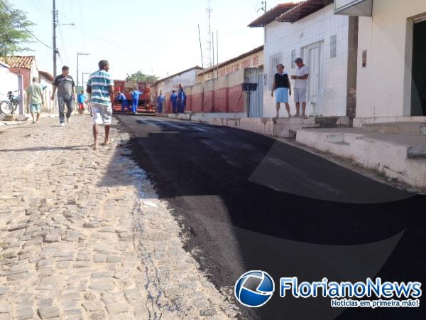 Rua Paulo Ramos, em Bar&atilde;o de Graja&uacute;, recebe pavimenta&ccedil;&atilde;o asf&aacute;ltica.(Imagem:FlorianoNews)