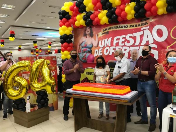 Corte do bolo marca festa de aniversário de 64 anos do Armazém Paraíba em Floriano(Imagem:FlorianoNews)