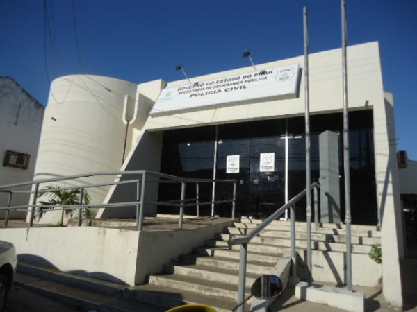 PM conduz homem suspeito de estelionato em Floriano