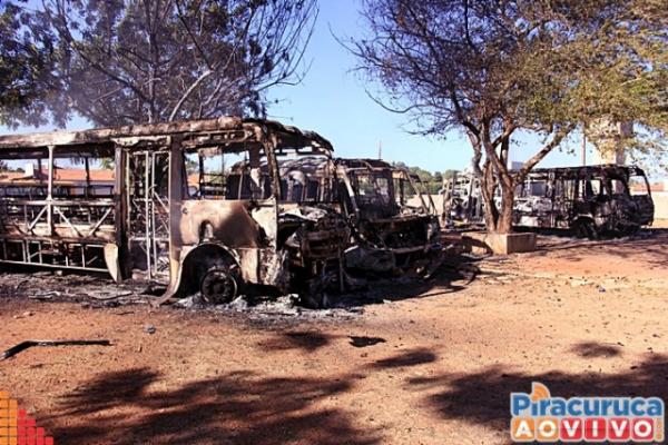 Cinco &ocirc;nibus escolares s&atilde;o incendiados em p&aacute;tio de escola.(Imagem:Piracuruca ao vivo)