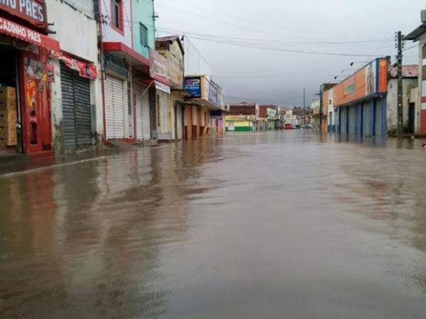 Forte chuva volta a alagar o centro comercial de São Raimundo Nonato