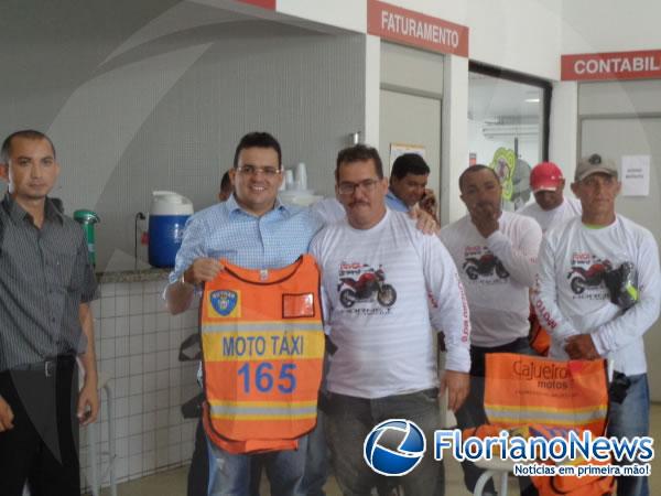 Mototaxistas florianenses recebem coletes de seguran&ccedil;a.(Imagem:FlorianoNews)