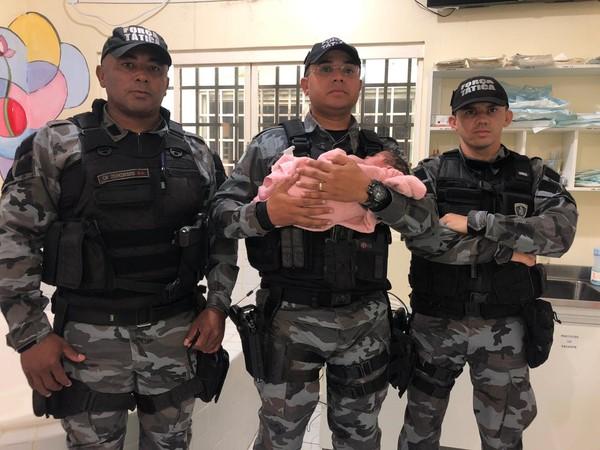 Recém-nascido é encontrado dentro de saco plástico em banheiro de bar no Piauí