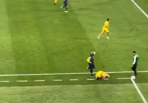 Jorge Jesus se irrita com aparente simulação e chuta jogador caído