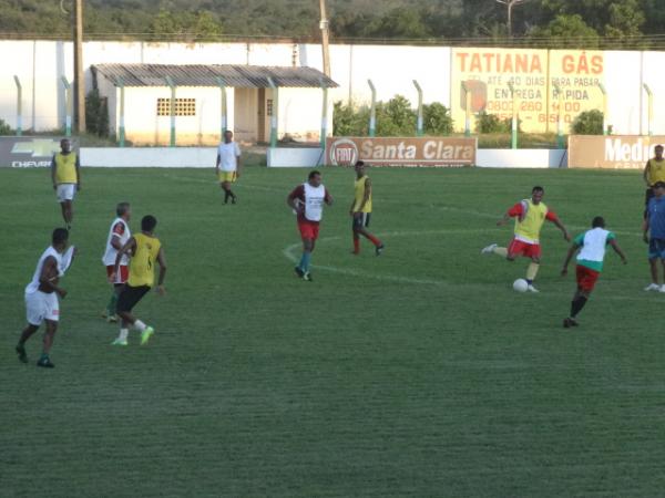 Jogadores treinam para partida solidária que acontece nesta sexta no estádio Tiberão