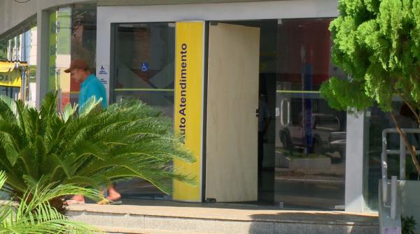 Porta de madeira foi colocada ap&oacute;s vidro da entrada da ag&ecirc;ncia do Banco do Brasil, na Zona Leste de Teresina, ser quebrado. (Imagem:Reprodu&ccedil;&atilde;o/TV Clube)