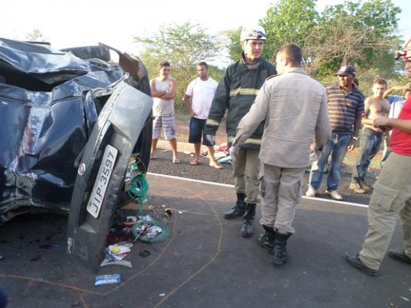 Capotamento aconteceu ap&oacute;s pneu do carro estourar e motorista perder o controle.(Imagem: Pol&iacute;cia Civil)