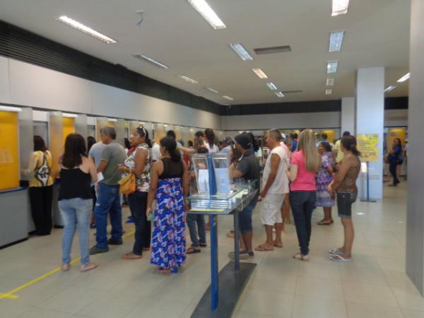 Greve dos bancos gera fila nos terminais de autoatendimento em Floriano