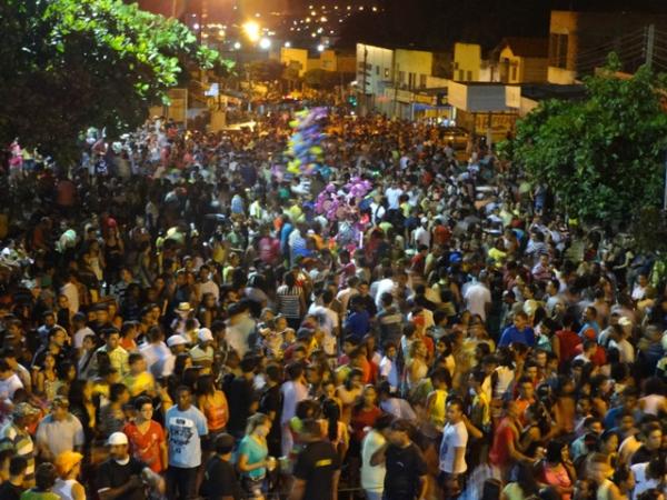 Arrastão reuniu mais de 40 mil foliões no Carnaval da Princesa do Sul