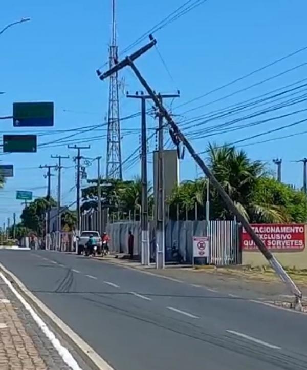Caminh&atilde;o atinge fia&ccedil;&atilde;o e derruba dois postes de energia el&eacute;trica em avenida de Floriano(Imagem:Reprodu&ccedil;&atilde;o)