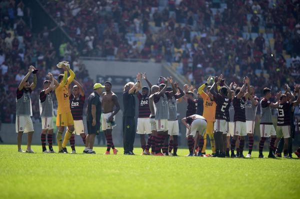 Jogadores do Flamengo na sauda&ccedil;&atilde;o aos torcedores ap&oacute;s a goleada sobre o Goi&aacute;s.(Imagem:Andr&eacute; Dur&atilde;o)