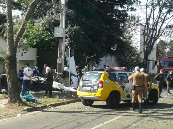 Aeronave caiu no bairro Bacacheri, pr&oacute;ximo ao Aeroporto do Bacacheri.(Imagem:Thais Kaniak/ G1 Paran&aacute;)