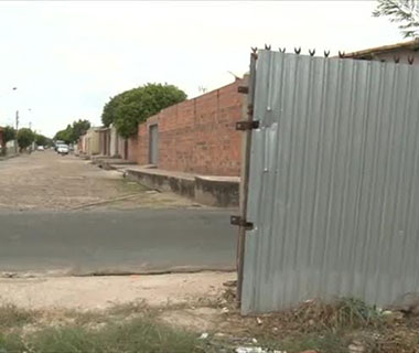 Fugindo da polícia, dupla sofre acidente de moto e derruba portão