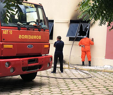 Fogo destrói sala e cozinha de apartamento no Cristo Rei