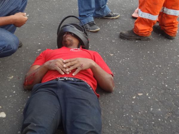 Motociclista sofre acidente ao passar em quebra-mola.(Imagem:FlorianoNews)
