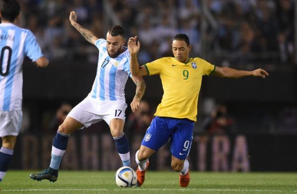 Ricardo Oliveira n&atilde;o conseguiu se destacar contra a Argentina, em Buenos Aires.(Imagem: EFE)