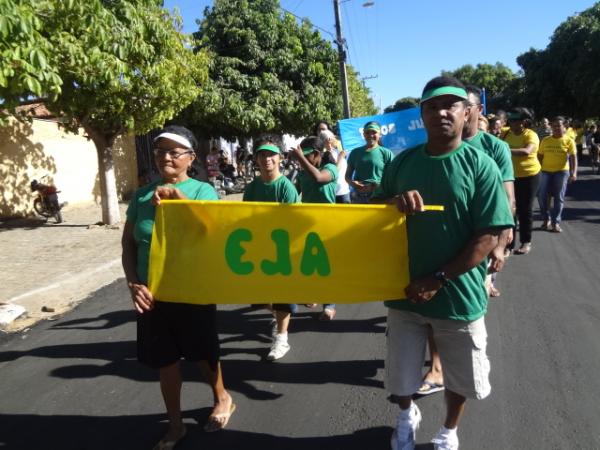 Desfile escolar comemora a Semana da P&aacute;tria em Bar&atilde;o de Graja&uacute;.(Imagem:FlorianoNews)
