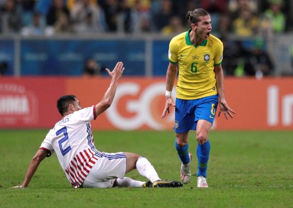 Filipe Lu&iacute;s em duelo da Copa Am&eacute;rica.(Imagem:Ueslei Marcelino/Reuters)
