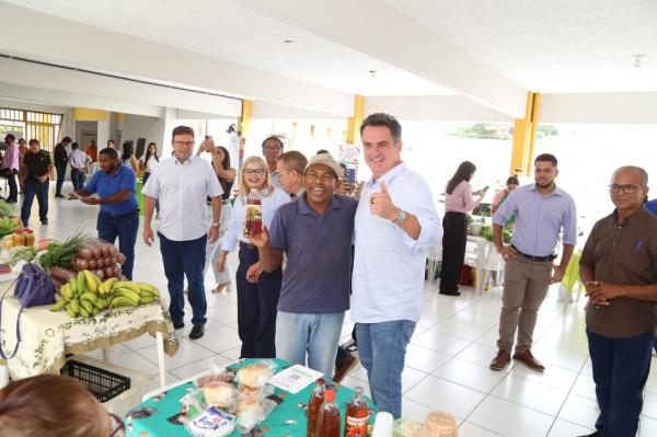 Ciro percorre ruas do Centro, tem contato com populares e almoça no Restaurante Popular(Imagem:Divulgação)