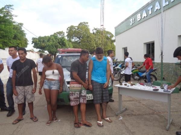 Polícia Militar prende quatro suspeitos de tráfico de drogas em Floriano