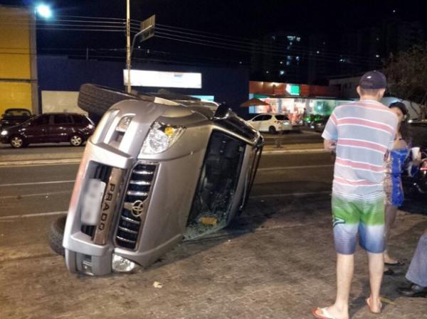 Land Cruiser capotou ap&oacute;s a colis&atilde;o com outro ve&iacute;culo.(Imagem:L&iacute;cia Dutra)