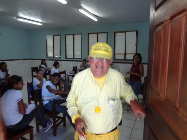 Rep&oacute;rter Amarelinho convida alunos para Festival Estudantil. (Imagem:FlorianoNews)