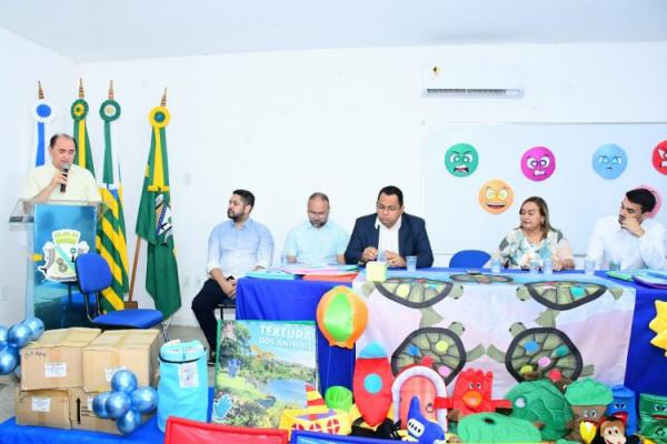Educa&ccedil;&atilde;o de Floriano apresenta novo fardamento escolar e assina contrato com empresa que vai confeccionar os uniformes(Imagem:Secom)