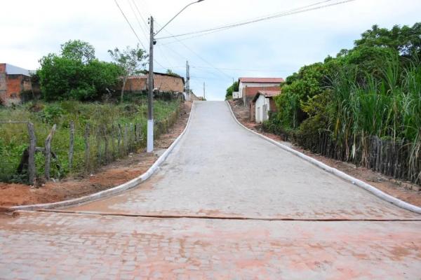 Vereadores de Floriano acompanham assinatura de ordens de serviço e entrega de obras à população(Imagem:Reprodução)
