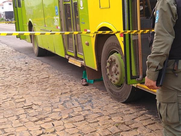Corpo de idoso ficou debaixo do ve&iacute;culo ap&oacute;s acidente na Zona Sul de Teresina (Imagem:Rafaela Leal/G1)
