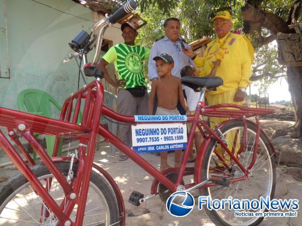 Vereador faz doa&ccedil;&atilde;o de bicicleta para trabalhador.(Imagem:FlorianoNews)