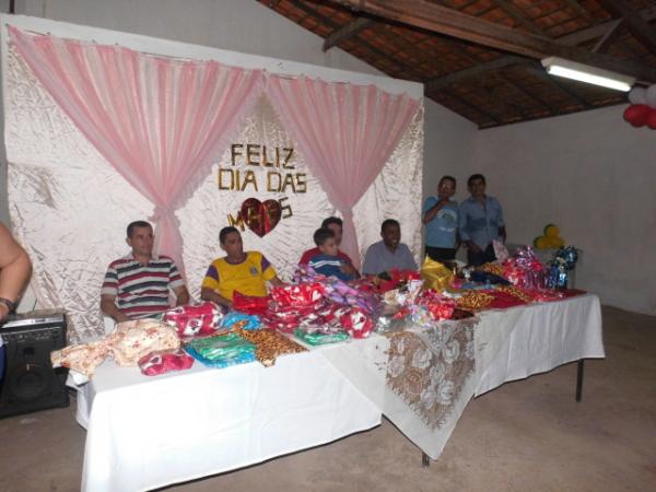 Associa&ccedil;&atilde;o dos Moradores do Bairro Irapu&aacute; II fez festa em homenagem &agrave;s m&atilde;es(Imagem:FlorianoNews)